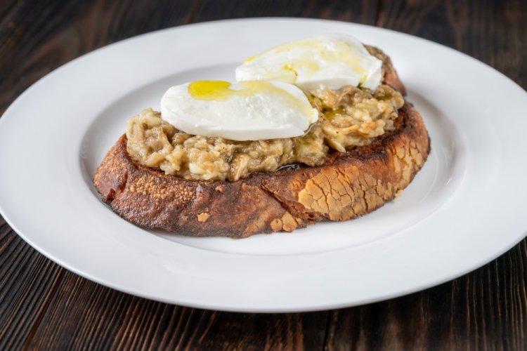 Брускетты с печеными баклажанами и медом