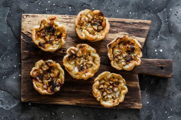 Тарталетки с грушей и сыром, запеченные в аэрогриле