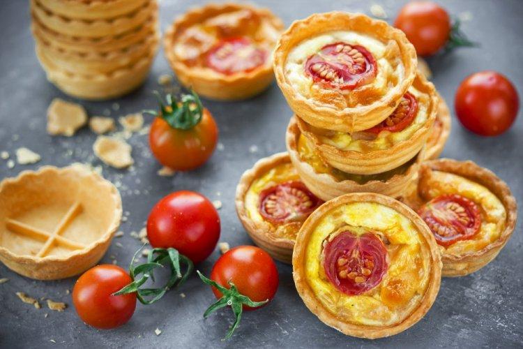 Запеченные тарталетки с тунцом и помидорами в аэрогриле