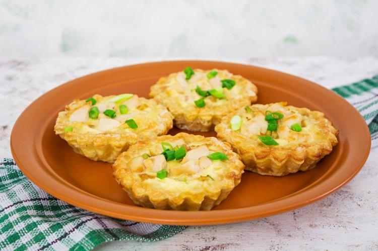 Тарталетки с курицей и ананасами, запеченные в аэрогриле