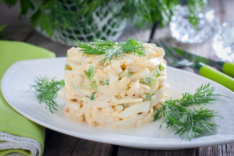 Салат с огурцами, кальмарами и яйцом