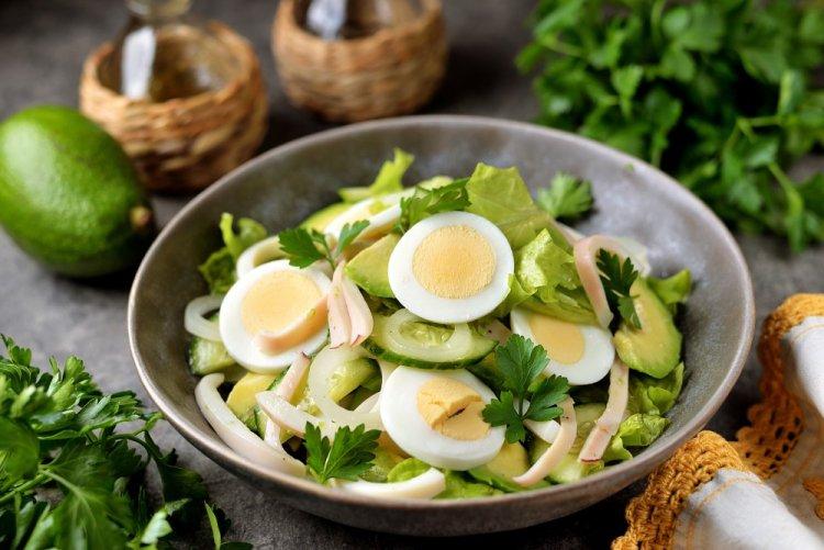 Салат с авокадо, кальмарами и огурцами