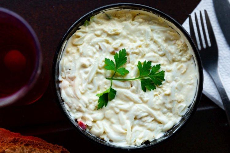 Слоеный салат с кальмарами, огурцами и кукурузой