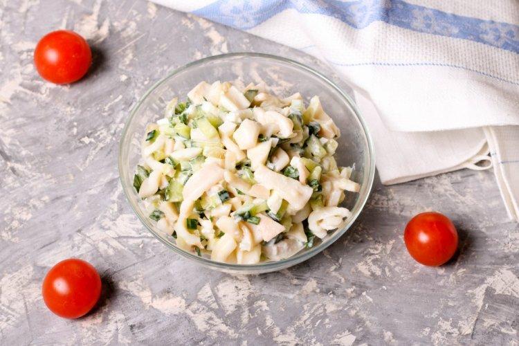 Салат с кальмарами, сыром и огурцами
