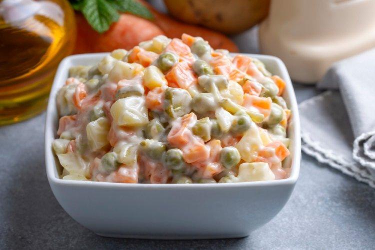 Салат Оливье с кальмарами и огурцами