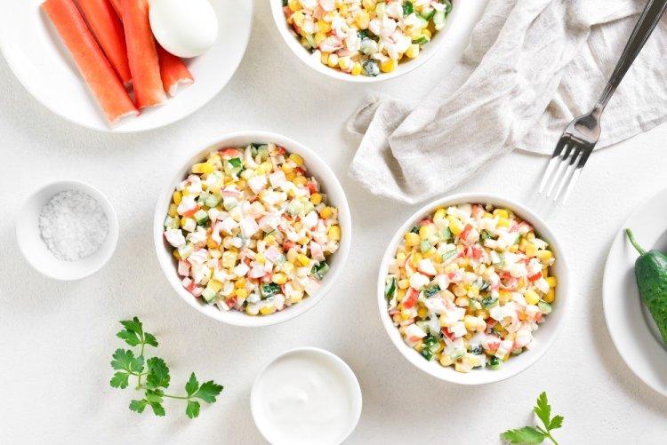 Салат с огурцами, кальмарами и крабовыми палочками