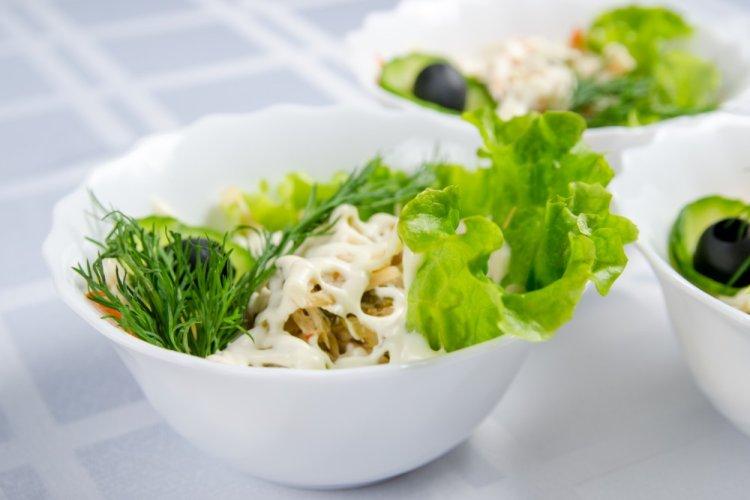 Салат с кальмарами, огурцами и яблоком