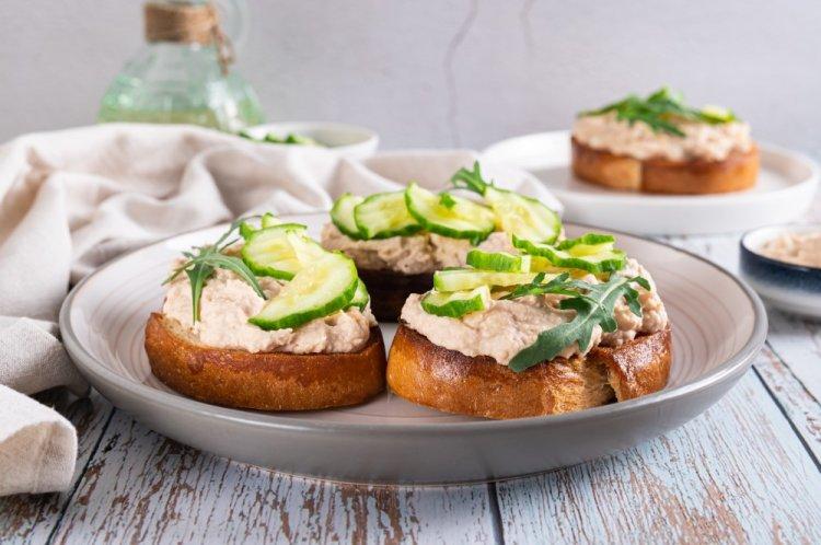 Брускетты с печенью трески и огурцом