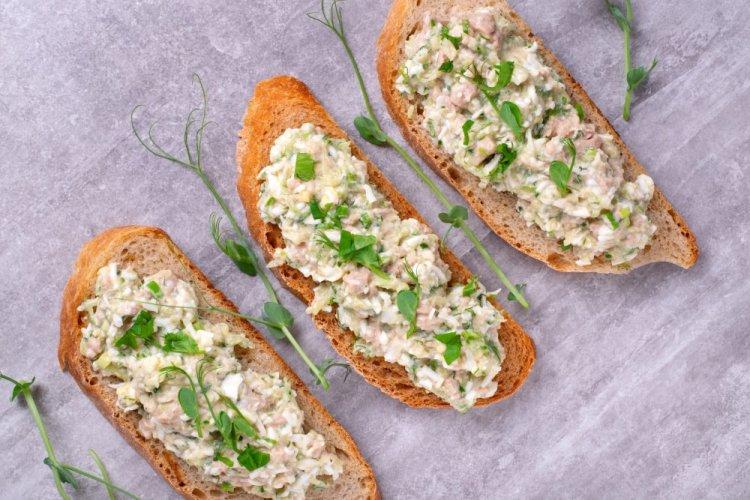 Брускетты с яйцом и печенью трески