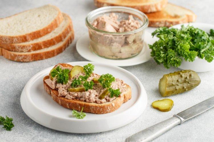 Брускетты с печенью трески и маринованными огурцами