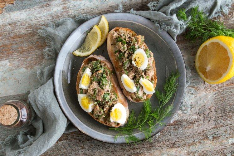 Брускетты с печенью трески и помидорами