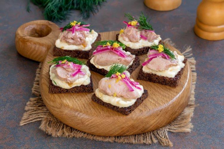 Брускетты с печенью трески и джемом