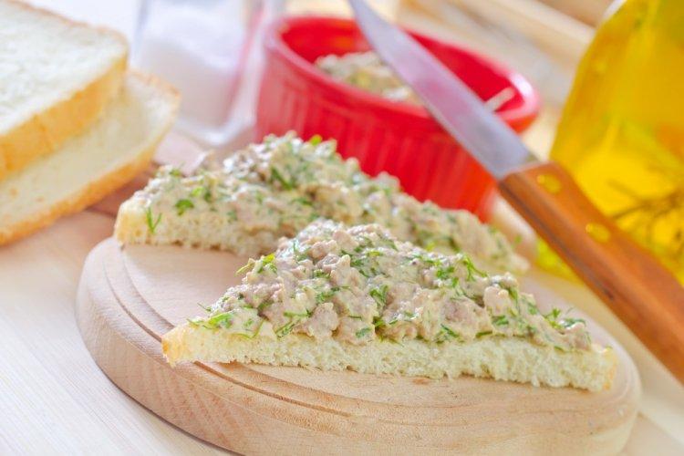 Брускетты с яблоком и печенью трески