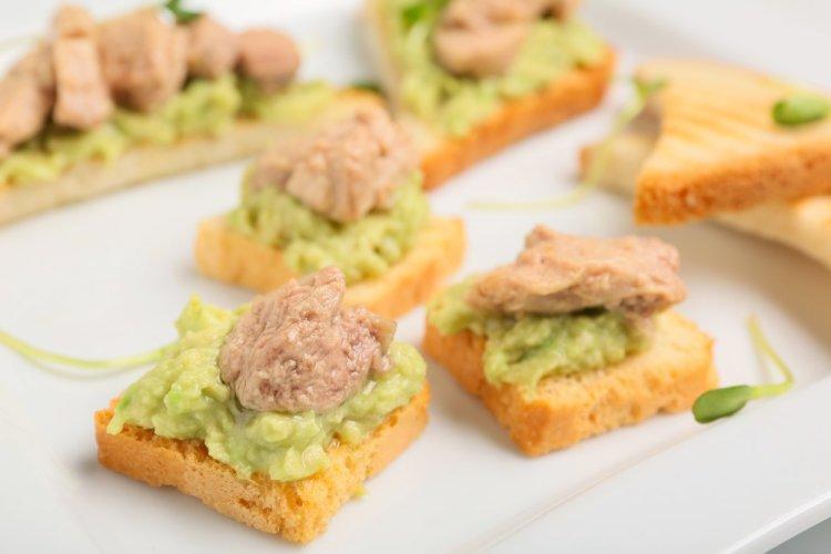 Брускетты с печенью трески и авокадо