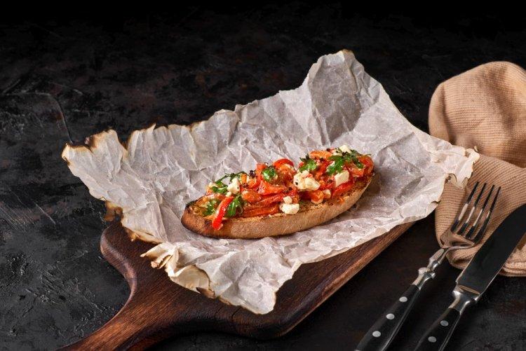 Брускетты с фетой и печеным перцем