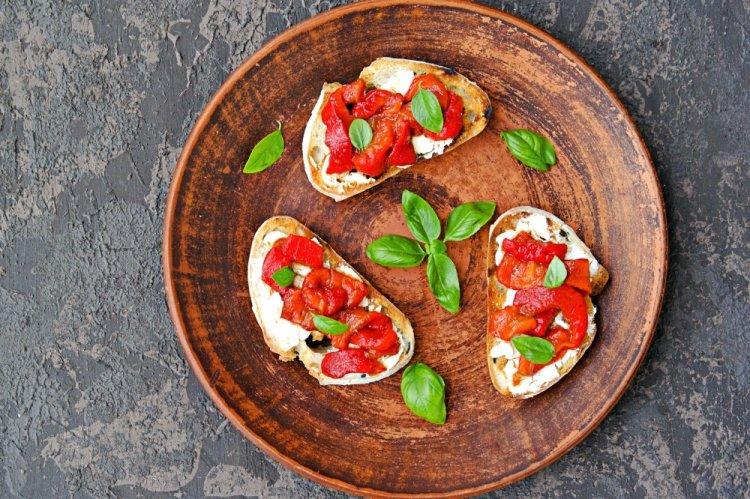 Брускетты с печеным перцем, томатами и базиликом