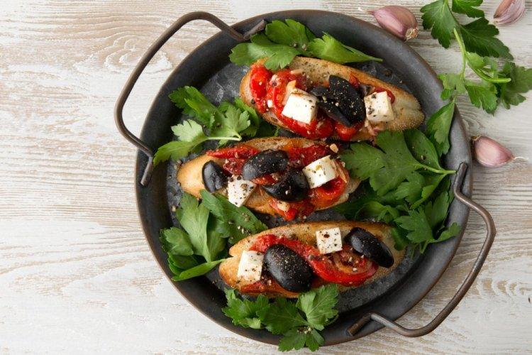 Брускетты с печеным перцем и маслинами