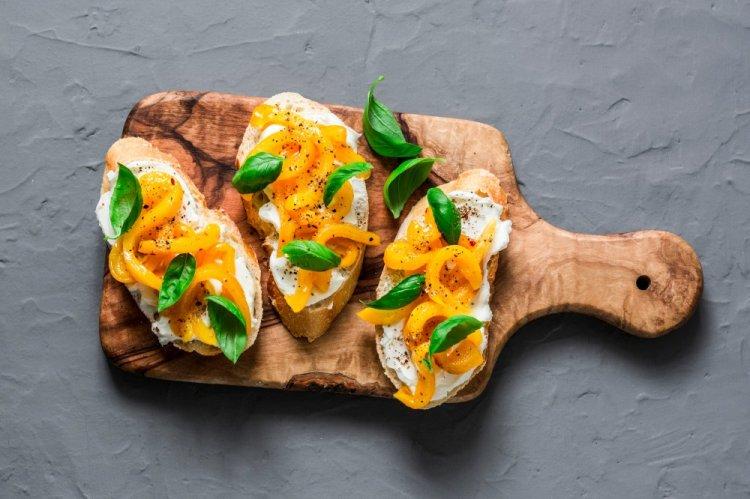 Брускетты с козьим сыром и печеным перцем