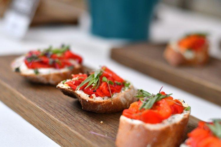 Брускетты с хумусом и печеным перцем