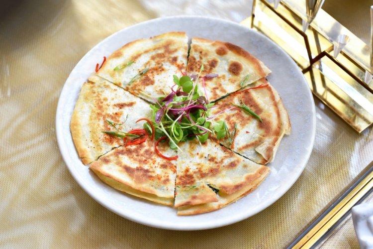 Тортилья с ветчиной и моцареллой в аэрогриле