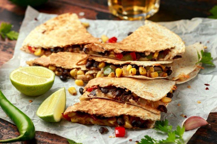 Тортилья с фасолью и кукурузой в аэрогриле