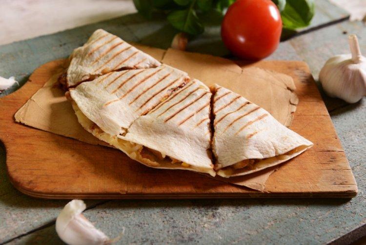 Тортилья с помидорами и шпинатом в аэрогриле