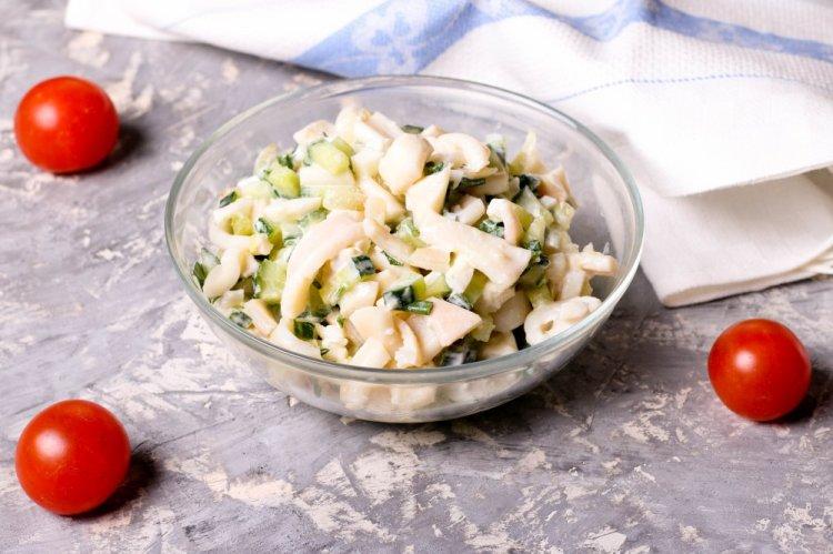 Салат с яйцом, кальмарами и огурцом