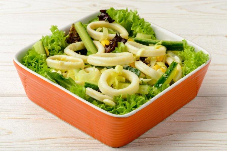 Салат с кальмарами, яйцом и овощами