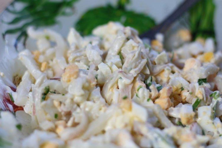 Салат со шпинатом, яйцом и кальмарами