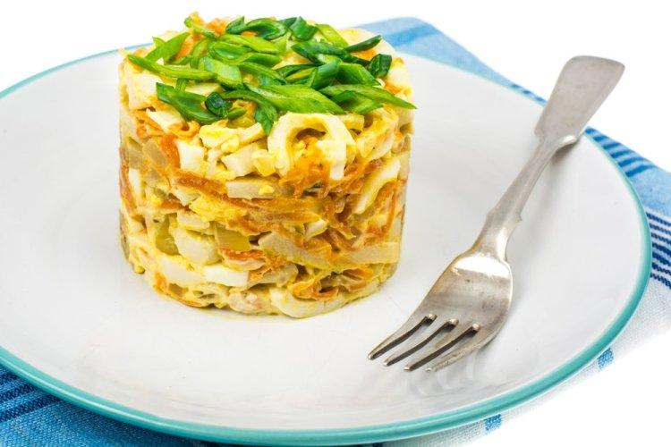 Салат с кальмарами, яйцом и корейской морковью