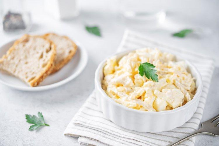 Салат с яйцом, кальмарами и яблоком