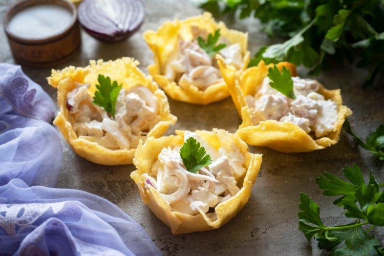 Салат с яйцом, кальмарами и сыром