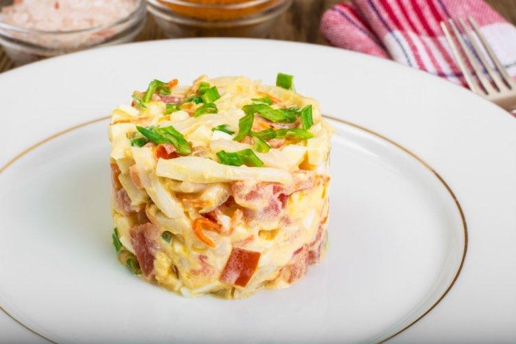 Салат с кальмарами, яйцом и помидорами