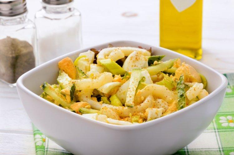 Салат с куриным филе, кальмарами и яйцом