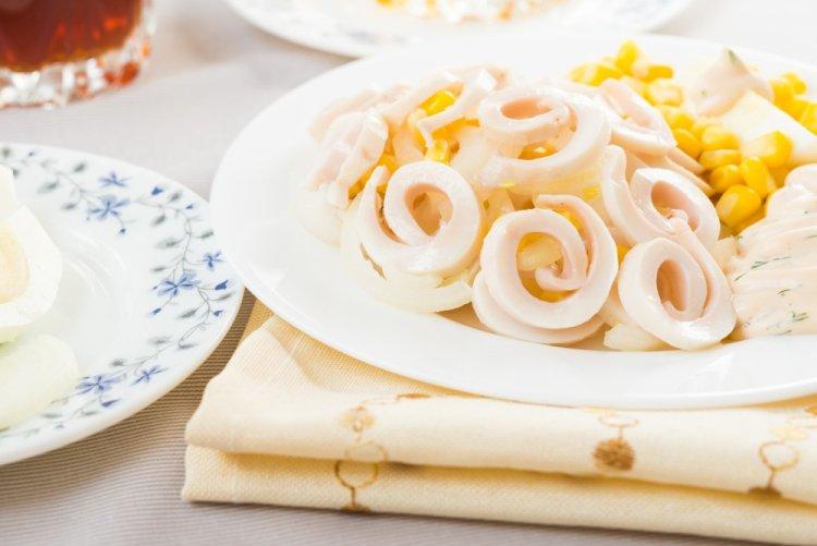 Салат с кальмарами, яйцом и кукурузой