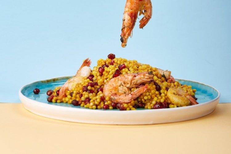 Птитим с креветками в томатном соусе