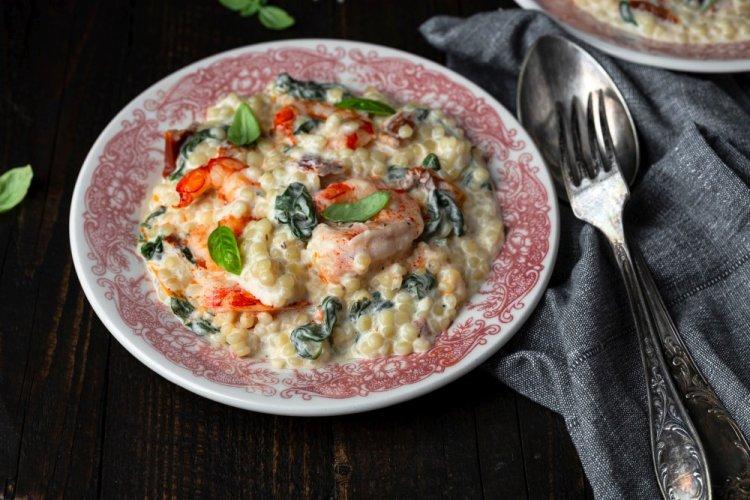 Птитим со шпинатом и креветками