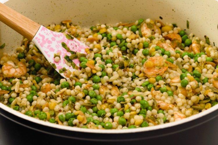 Птитим с креветками и зеленым горошком