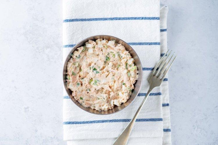 Салат с консервированной сайрой, яйцом и огурцом
