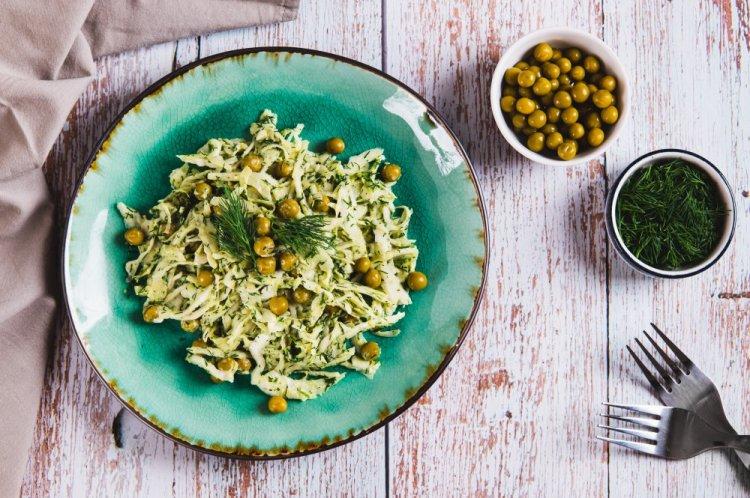 Салат с капустой и консервированной сайрой