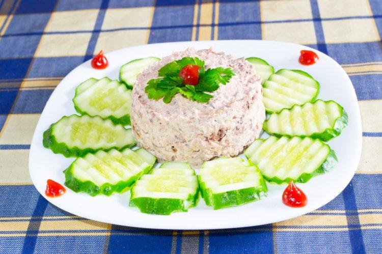 Салат с рисом и консервированной сайрой