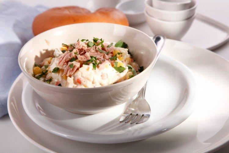 Салат с кукурузой и консервированной сайрой