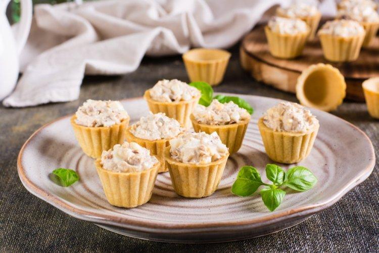 Салат с консервированной сайрой и плавленым сыром