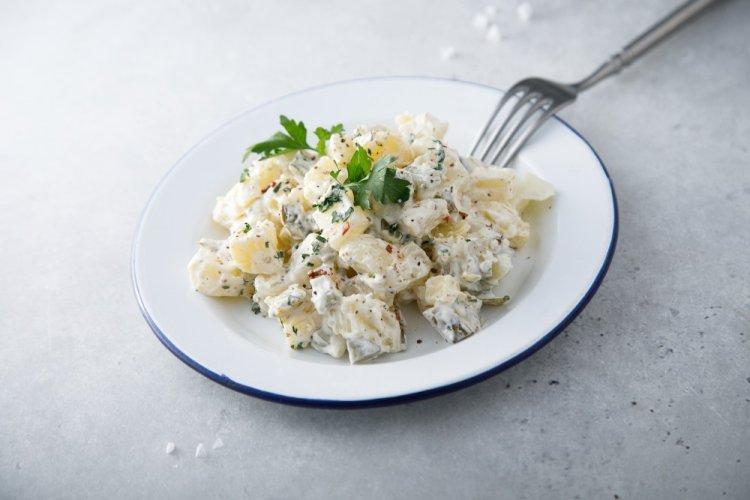Салат с консервированной сайрой, картофелем и солеными огурцами