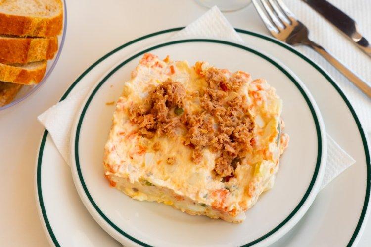 Салат с консервированной сайрой и зеленым горошком