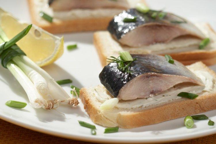 Брускетта с творожным сыром и селедкой