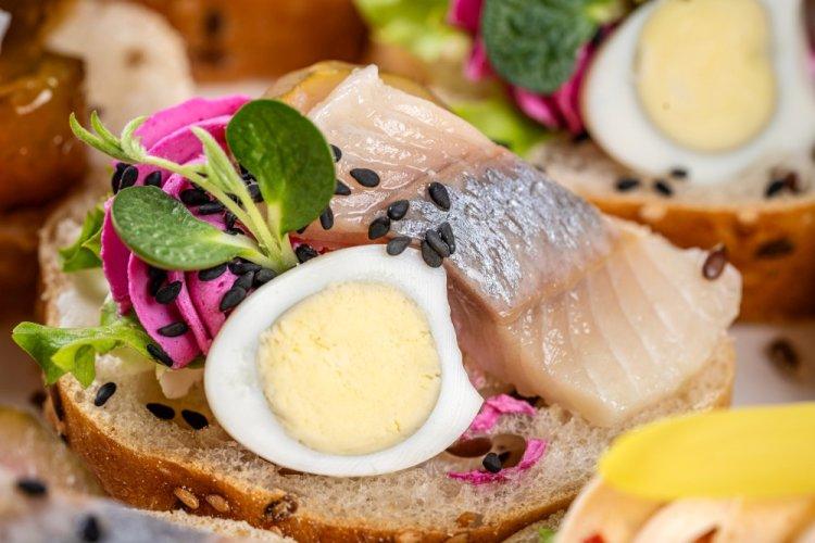 Брускетта с селедкой и яйцом