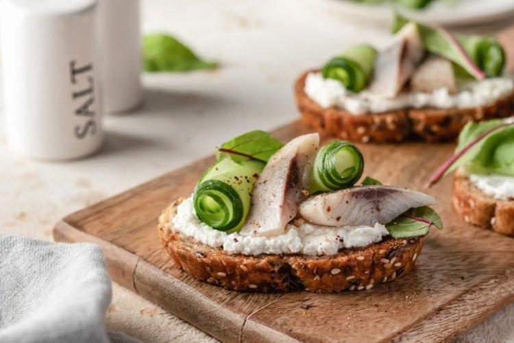 Брускетта с сельдью, огурцом и творожным сыром