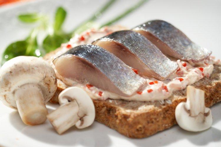 Брускетты с селедкой и зернистой горчицей