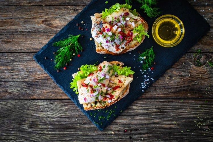 Брускетты с яблоком и селедкой